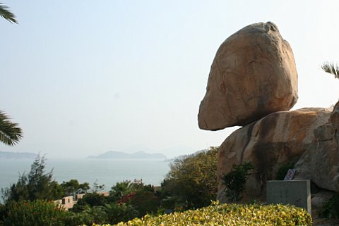 风动石位于东山铜陵关帝庙右百米处，重约200吨，俗传为女娲补天所遗