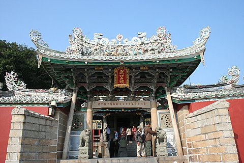 关帝庙端门俗称“太子亭”，木斗拱结构，数百年间历经多次大地震和大台风仍安然无恙