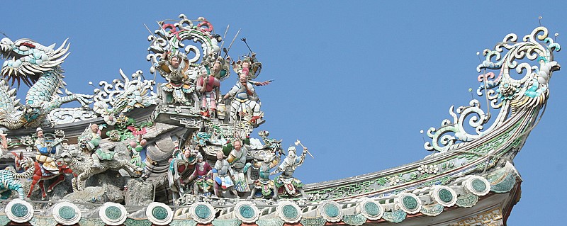 东山关帝庙的彩瓷剪帖雕塑，造型生动，多彩多姿，内容均取材于中国古典小说和民间戏曲