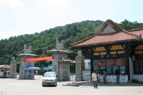 东湖磨山景区设楚文化游览区、植物专类游览区和三国文化游览区