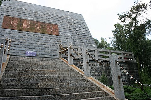 不远处是高104.5米的刘备郊天坛，石阶有360级以应天数之吉。“郊”是“祭”的意思